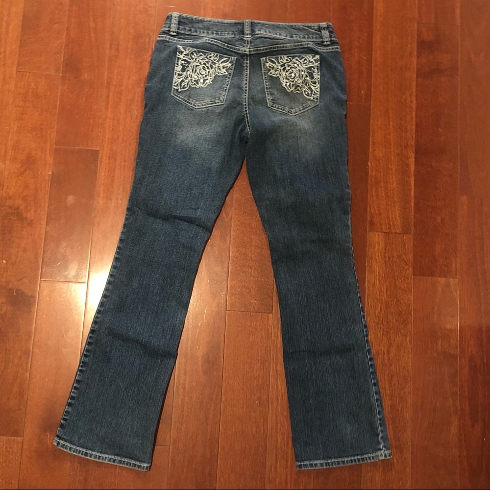LNC Women’s Size 6 Embroidered Bootcut Jeans